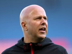 Správy z Liverpoolu: 69 miliónov libier prestupová bitka s Man Utd, keď Carragher zasiahne a Klopp hovorí BRIGHTON, ANGLICKO - 21. marca: Arne Slot, manažér Liverpoolu, sleduje pred zápasom Premier League medzi Brighton & Hove Albion a Liverpoolom na Amex Stadium 21. marca 2026 v Brightone v Anglicku. (Foto: Justin Setterfield/Getty Images)