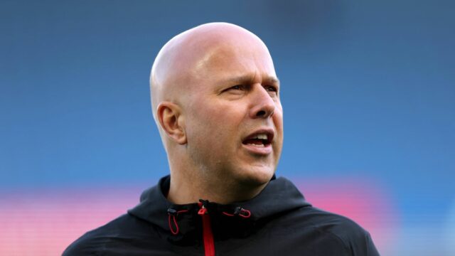 Správy z Liverpoolu: 69 miliónov libier prestupová bitka s Man BRIGHTON, ANGLICKO - 21. marca: Arne Slot, manažér Liverpoolu, sleduje pred zápasom Premier League medzi Brighton & Hove Albion a Liverpoolom na Amex Stadium 21. marca 2026 v Brightone v Anglicku. (Foto: Justin Setterfield/Getty Images)