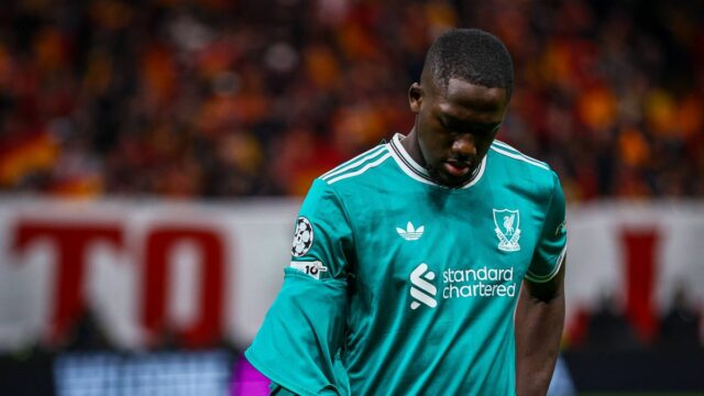 Ibrahima Konate z FC Liverpool sa pozerá pred zápasom. Galatasaray SK a FC Liverpool sa proti sebe postavili v osemfinále Ligy majstrov UEFA 2025/26 – 1. zápas. Zápas sa odohral na štadióne Ali Sami Yen Rams Park 10. marca 2026. (Foto: Burak Basturk / Middle East Images / AFP cez Getty Images)