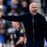 BRIGHTON, ANGLICKO – 21. MARCA: (VYCHÁDZA SLNKO, VONKA SLNKO) Arne Slot, manažér Liverpoolu, reaguje na okraj zápasu Premier League medzi Brighton & Hove Albion a Liverpoolom na Amex Stadium 21. marca 2026 v anglickom Brightone. (Foto Liverpool FC/Liverpool FC cez Getty Images)