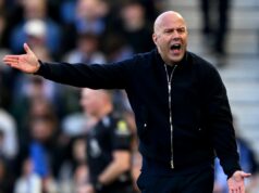 Správy z Liverpoolu: Arne Slot dostal brutálnu správu o prestupe, keď šéf Bayernu nastúpil BRIGHTON, ANGLICKO – 21. MARCA: (VYCHÁDZA SLNKO, VONKA SLNKO) Arne Slot, manažér Liverpoolu, reaguje na okraj zápasu Premier League medzi Brighton & Hove Albion a Liverpoolom na Amex Stadium 21. marca 2026 v anglickom Brightone. (Foto Liverpool FC/Liverpool FC cez Getty Images)