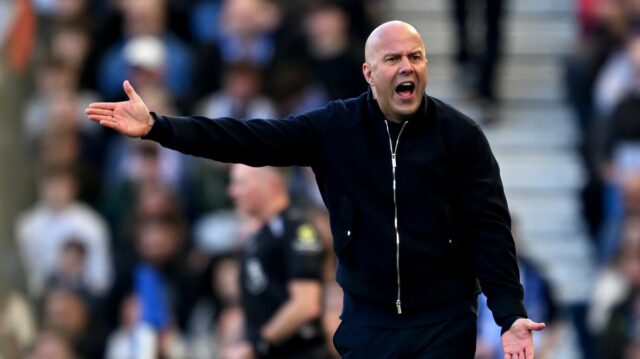 Správy z Liverpoolu: Arne Slot dostal brutálnu správu o prestupe, BRIGHTON, ANGLICKO – 21. MARCA: (VYCHÁDZA SLNKO, VONKA SLNKO) Arne Slot, manažér Liverpoolu, reaguje na okraj zápasu Premier League medzi Brighton & Hove Albion a Liverpoolom na Amex Stadium 21. marca 2026 v anglickom Brightone. (Foto Liverpool FC/Liverpool FC cez Getty Images)