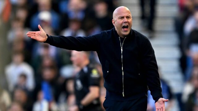 BRIGHTON, ANGLICKO – 21. MARCA: (VYCHÁDZA SLNKO, VONKA SLNKO) Arne Slot, manažér Liverpoolu, reaguje na okraj zápasu Premier League medzi Brighton & Hove Albion a Liverpoolom na Amex Stadium 21. marca 2026 v anglickom Brightone. (Foto Liverpool FC/Liverpool FC cez Getty Images)