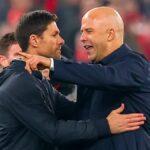 Liverpool, Anglicko – 5. novembra: Manažér Bayer 04 Leverkusen Xabi Alonso a manažér Liverpoolu Arne Slot hovoria na plný úväzok počas zápasu fázy MD4 Ligy majstrov UEFA 2024/25 medzi Liverpool FC a Bayer 04 Leverkusen na Anfielde 5. novembra 2024 v Liverpoole v Anglicku