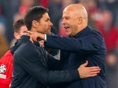 Správy z Liverpoolu: Arne Slot najnovšie prepustil a Xabi Alonso požaduje, keď Reds narážali na „neporiadok“ Liverpool, Anglicko – 5. novembra: Manažér Bayer 04 Leverkusen Xabi Alonso a manažér Liverpoolu Arne Slot hovoria na plný úväzok počas zápasu fázy MD4 Ligy majstrov UEFA 2024/25 medzi Liverpool FC a Bayer 04 Leverkusen na Anfielde 5. novembra 2024 v Liverpoole v Anglicku