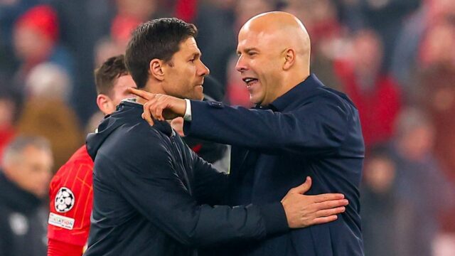 Správy z Liverpoolu: Arne Slot najnovšie prepustil a Xabi Alonso Liverpool, Anglicko – 5. novembra: Manažér Bayer 04 Leverkusen Xabi Alonso a manažér Liverpoolu Arne Slot hovoria na plný úväzok počas zápasu fázy MD4 Ligy majstrov UEFA 2024/25 medzi Liverpool FC a Bayer 04 Leverkusen na Anfielde 5. novembra 2024 v Liverpoole v Anglicku