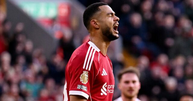 Správy z Liverpoolu: Arne Slot prijal Codyho Gakpa, pretože Holanďan Cody Gakpo z Liverpoolu oslavuje štvrtý gól svojho tímu počas zápasu Premier League medzi Liverpoolom a West Hamom United.