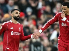 Správy z Liverpoolu: Hugo Ekitike „nie je šťastný“, pretože Mohamed Salah zúrivo vyniesol nový verdikt Francúzsky útočník Liverpoolu č. 22 Hugo Ekitike (R) si poklepal rukou s egyptským útočníkom Liverpoolu č. 11 Mohamedom Salahom, keď zišiel z lavičky, aby hral počas futbalového zápasu anglickej Premier League medzi Liverpoolom a Brightonom a Hove Albionom.