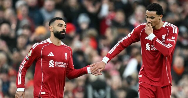Francúzsky útočník Liverpoolu č. 22 Hugo Ekitike (R) si poklepal rukou s egyptským útočníkom Liverpoolu č. 11 Mohamedom Salahom, keď zišiel z lavičky, aby hral počas futbalového zápasu anglickej Premier League medzi Liverpoolom a Brightonom a Hove Albionom.