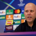 LIVERPOOL, ANGLICKO - 18. marca: Arne Slot, manažér Liverpoolu, prehovoril pre médiá na pozápasovej tlačovej konferencii po zápase 2. kola 16. kola Ligy majstrov UEFA 2025/26 medzi Liverpool FC a Galatasaray SK na Anfielde 18. marca 2026 v Liverpoole v Anglicku. (Foto: Alex Pantling – UEFA/UEFA cez Getty Images)