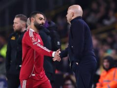 Správy z Liverpoolu: Nahradenie Mo Salaha je cieľom klubového rekordného prestupu, keďže Reds sú „pripravení zaplatiť“ WOLVERHAMPTON, ANGLICKO - 6. marca: Mohamed Salah z Liverpoolu a Arne Slot manažér / hlavný tréner Liverpoolu počas zápasu piateho kola Emirates FA Cup medzi Wolverhampton Wanderers a Liverpoolom v Molineux 6. marca 2026 v anglickom Wolverhamptone. (Foto: Robbie Jay Barratt - AMA/Getty Images)