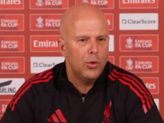 Správy z Liverpoolu: Návrat Trenta Alexandra-Arnolda bol schválený, keď Slot urobil prestupové vyhlásenie Trent Alexander-Arnold z Realu Madrid si podáva ruku s manažérom Liverpoolu Arne Slotom