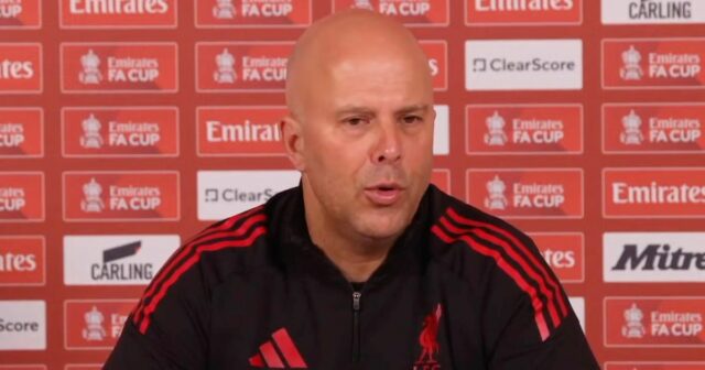 Trent Alexander-Arnold z Realu Madrid si podáva ruku s manažérom Liverpoolu Arne Slotom 