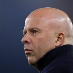 Arne Slot sleduje svoj liverpoolsky tím