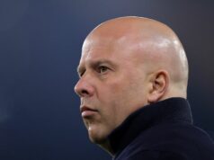 Správy z Liverpoolu: Osem hviezd riskuje európsky zákaz, pretože dve chýbajú v zostave, aby mohli čeliť Galatasarayu Arne Slot sleduje svoj liverpoolsky tím