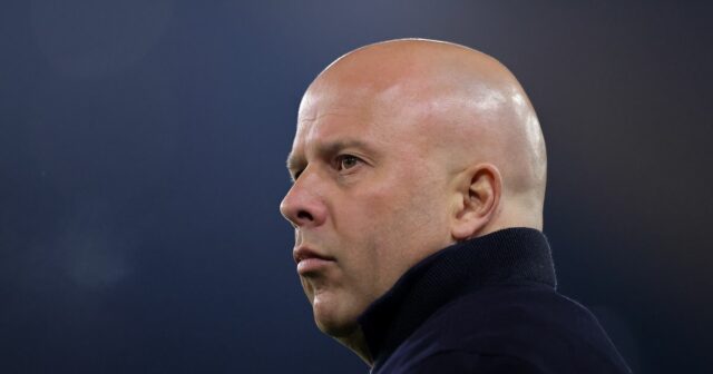 Arne Slot sleduje svoj liverpoolsky tím