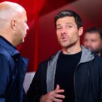 Arne Slot z Liverpoolu a tréner Xabi Alonso z Leverkusenu po zápase Ligy majstrov UEFA 2024/25 medzi Liverpool FC a Bayer 04 Leverkusen