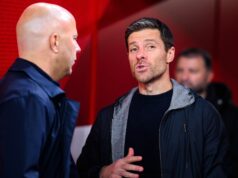 Správy z Liverpoolu: Požiadavka Xabiho Alonsa na prácu ako Mo Salah zmluvná chyba vyvolala Arne Slot z Liverpoolu a tréner Xabi Alonso z Leverkusenu po zápase Ligy majstrov UEFA 2024/25 medzi Liverpool FC a Bayer 04 Leverkusen