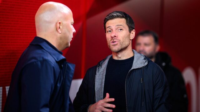 Arne Slot z Liverpoolu a tréner Xabi Alonso z Leverkusenu po zápase Ligy majstrov UEFA 2024/25 medzi Liverpool FC a Bayer 04 Leverkusen