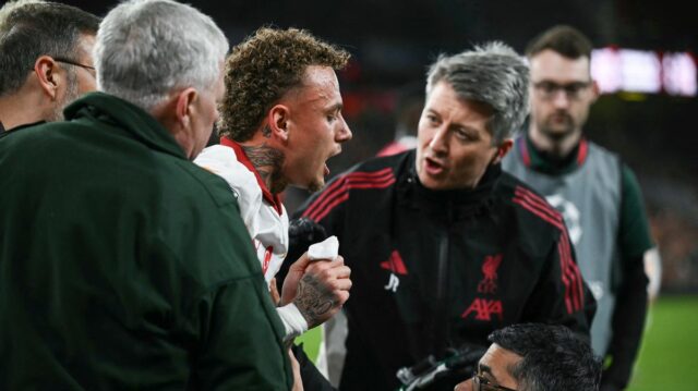 Noa Lang dostane lekársku pomoc po tom, čo si porezal palec