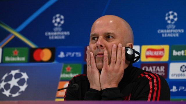 ANFIELD, ANGLICKO - 17. MAREC: (VYCHÁDZA SLNKO. V NEDEĽU VYCHÁDZA SLNKO) Arne Slot, hlavný tréner Liverpoolu počas tlačovej konferencie na štadióne Anfield 17. marca 2026 v anglickom Anfielde. (Foto: John Powell/Liverpool FC cez Getty Images)