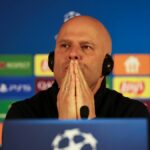 Nový manažér Liverpoolu Arne Slot so športovým riaditeľom Richardom Hughesom počas fotohovoru v tréningovom centre AXA v Liverpoole.