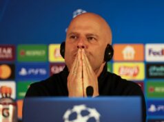 Správy z Liverpoolu: Reds spanikári kvôli letnému transferu za 60 miliónov libier, keď sa objaví saudský prístup Nový manažér Liverpoolu Arne Slot so športovým riaditeľom Richardom Hughesom počas fotohovoru v tréningovom centre AXA v Liverpoole.