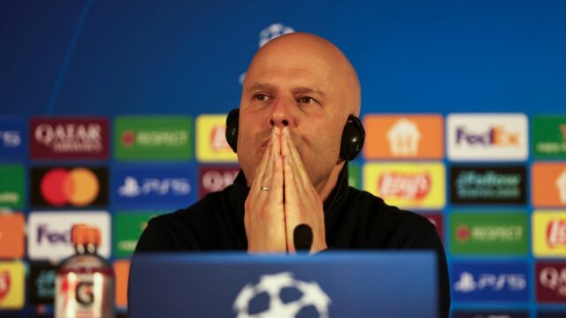 Nový manažér Liverpoolu Arne Slot so športovým riaditeľom Richardom Hughesom počas fotohovoru v tréningovom centre AXA v Liverpoole. 