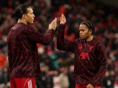 Správy z Liverpoolu: Virgil van Dijk hovorí o Rio Ngumoha, keď mladík súhlasí s prestupom WOLVERHAMPTON, ANGLICKO - 6. marca: Virgil van Dijk z Liverpoolu počas zápasu piateho kola Emirates FA Cup medzi Wolverhampton Wanderers a Liverpoolom 6. marca 2026 v anglickom Wolverhamptone. (Foto: Simon Stacpoole/Offsajd/Offsajd cez Getty Images)
