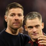 Xabi Alonso, hlavný tréner Bayer 04 Leverkusen, objíma Floriana Wirtza z Bayer 04 Leverkusen na plný úväzok po remíze tímu v zápase Bundesligy medzi FC Bayern Mníchov a Bayer 04 Leverkusen v Allianz Arene 28. septembra 2024 v nemeckom Mníchove.