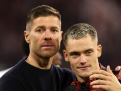 Správy z Liverpoolu: Xabi Alonso tvrdí, že Florian Wirtz je obviňovaný z problémov Arna Slotu Xabi Alonso, hlavný tréner Bayer 04 Leverkusen, objíma Floriana Wirtza z Bayer 04 Leverkusen na plný úväzok po remíze tímu v zápase Bundesligy medzi FC Bayern Mníchov a Bayer 04 Leverkusen v Allianz Arene 28. septembra 2024 v nemeckom Mníchove.