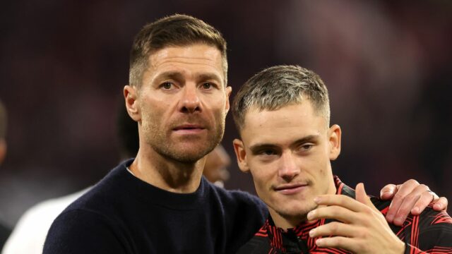 Xabi Alonso, hlavný tréner Bayer 04 Leverkusen, objíma Floriana Wirtza z Bayer 04 Leverkusen na plný úväzok po remíze tímu v zápase Bundesligy medzi FC Bayern Mníchov a Bayer 04 Leverkusen v Allianz Arene 28. septembra 2024 v nemeckom Mníchove.