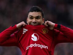 Správy z Man Utd: Casemiro „premýšľa o“ zotrvaní a objavuje sa aktualizácia zmluvy s Harrym Maguire Casemiro si hryzie dres Manchestru United