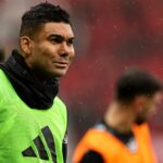 Casemiro z Manchestru United reaguje na dážď počas predzápasovej rozcvičky pred zápasom Premier League medzi Manchestrom United a Aston Villa na Old Trafford 15. marca 2026 v Manchestri v Spojenom kráľovstve.