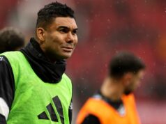 Správy z Man Utd: Dohoda o zmluve s Casemirom bola dosiahnutá, keď sa klub pripravuje na prerušenie 24-ročnej tradície Casemiro z Manchestru United reaguje na dážď počas predzápasovej rozcvičky pred zápasom Premier League medzi Manchestrom United a Aston Villa na Old Trafford 15. marca 2026 v Manchestri v Spojenom kráľovstve.