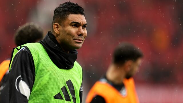 Casemiro z Manchestru United reaguje na dážď počas predzápasovej rozcvičky pred zápasom Premier League medzi Manchestrom United a Aston Villa na Old Trafford 15. marca 2026 v Manchestri v Spojenom kráľovstve.