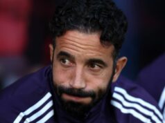 Správy z Man Utd: Dôvod, prečo bola žiadosť Rubena Amorima zamietnutá a ako klub úplne premrhal 138 miliónov libier Ruben Amorim sa pozerá