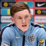 Elliot Anderson počas tlačovej konferencie