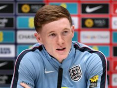 Správy z Man Utd: Elliot Anderson sa zaoberá budúcnosťou, keď sa objaví aktualizácia transferu Sandro Tonali Elliot Anderson počas tlačovej konferencie