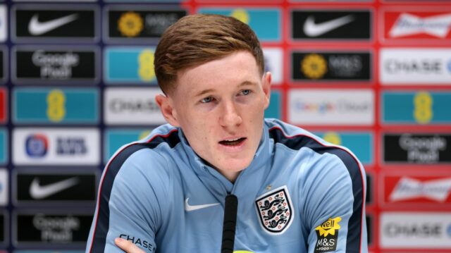 Elliot Anderson počas tlačovej konferencie