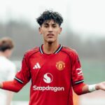 MANCHESTER, ANGLICKO - 7. marca: JJ Gabriel z Manchestru United oslavuje strelenie svojho tretieho gólu počas Premier League U18 medzi Manchester United U18 a Nottingham Forest U18 na tréningovom ihrisku Carrington 7. marca 2026 v Manchestri v Anglicku. (Foto: Zohaib Alam - MUFC/Manchester United cez Getty Images)