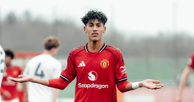 MANCHESTER, ANGLICKO - 7. marca: JJ Gabriel z Manchestru United oslavuje strelenie svojho tretieho gólu počas Premier League U18 medzi Manchester United U18 a Nottingham Forest U18 na tréningovom ihrisku Carrington 7. marca 2026 v Manchestri v Anglicku. (Foto: Zohaib Alam - MUFC/Manchester United cez Getty Images)