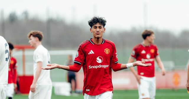 JJ Gabriel oslavuje za Man Utd U-18s