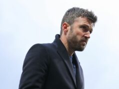Správy z Man Utd: Michael Carrick má podporu seniorov, pretože mu povedali, že si zaslúžiš prácu Michael Carrick, hlavný tréner Manchestru United, sa prizerá počas zápasu Premier League medzi Manchestrom United a Fulhamom