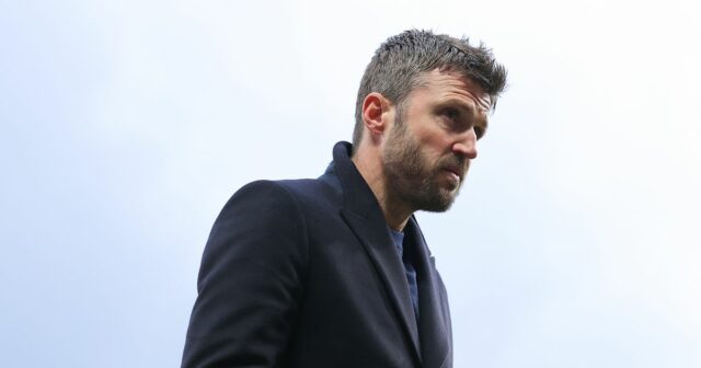 Michael Carrick, hlavný tréner Manchestru United, sa prizerá počas zápasu Premier League medzi Manchestrom United a Fulhamom