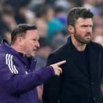 LIVERPOOL, ANGLICKO - 23. FEBRUÁRA: Manažér Manchestru United Michael Carrick (R) sa pozerá po boku asistenta Steva Hollanda počas zápasu Premier League medzi Evertonom a Manchestrom United na štadióne Hill Dickinson 23. februára 2026 v Liverpoole v Anglicku. (Foto: Chris Brunskill/Fantasista/Getty Images)