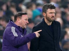 Správy z Man Utd: Michael Carrick pochválil zásadnú zmenu, keďže dohoda s Marcusom Rashfordom bola schválená LIVERPOOL, ANGLICKO - 23. FEBRUÁRA: Manažér Manchestru United Michael Carrick (R) sa pozerá po boku asistenta Steva Hollanda počas zápasu Premier League medzi Evertonom a Manchestrom United na štadióne Hill Dickinson 23. februára 2026 v Liverpoole v Anglicku. (Foto: Chris Brunskill/Fantasista/Getty Images)