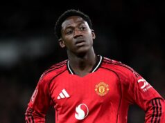 Správy z Man Utd: Problém so zmluvou Kobbie Mainoo sa objavil, pretože zakázaný hráč sa ospravedlňuje Kobbie Mainoo