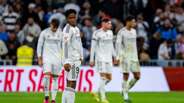 Endrick Felipe z Realu Madrid je videný na konci futbalového zápasu LaLiga EA Sports medzi Real Madrid CF a Valencia CF na Estadio Santiago Bernabeu v Madride, Španielsko, 1. novembra 2025. (Foto Alberto Gardin/NurPhoto cez Getty Images)