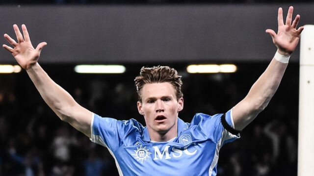 Scott McTominay z SSC Neapol oslavuje po strelení gólu na 1:0 počas zápasu Serie A medzi Neapolom a Turínom na štadióne Diega Armanda Maradonu.